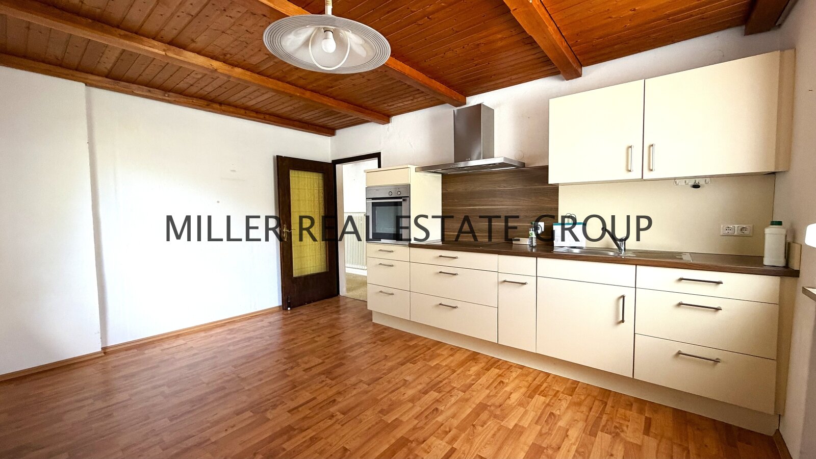 Seltene Gelegenheit in Ingolstadt-Unterhaunstadt: Großzügiger Bungalow mit Vollkeller, Doppelgarage, Garten & Ausbaupotenzial!