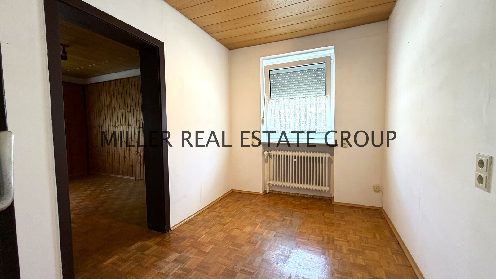 Seltene Gelegenheit in Ingolstadt-Unterhaunstadt: Großzügiger Bungalow mit Vollkeller, Doppelgarage, Garten & Ausbaupotenzial!