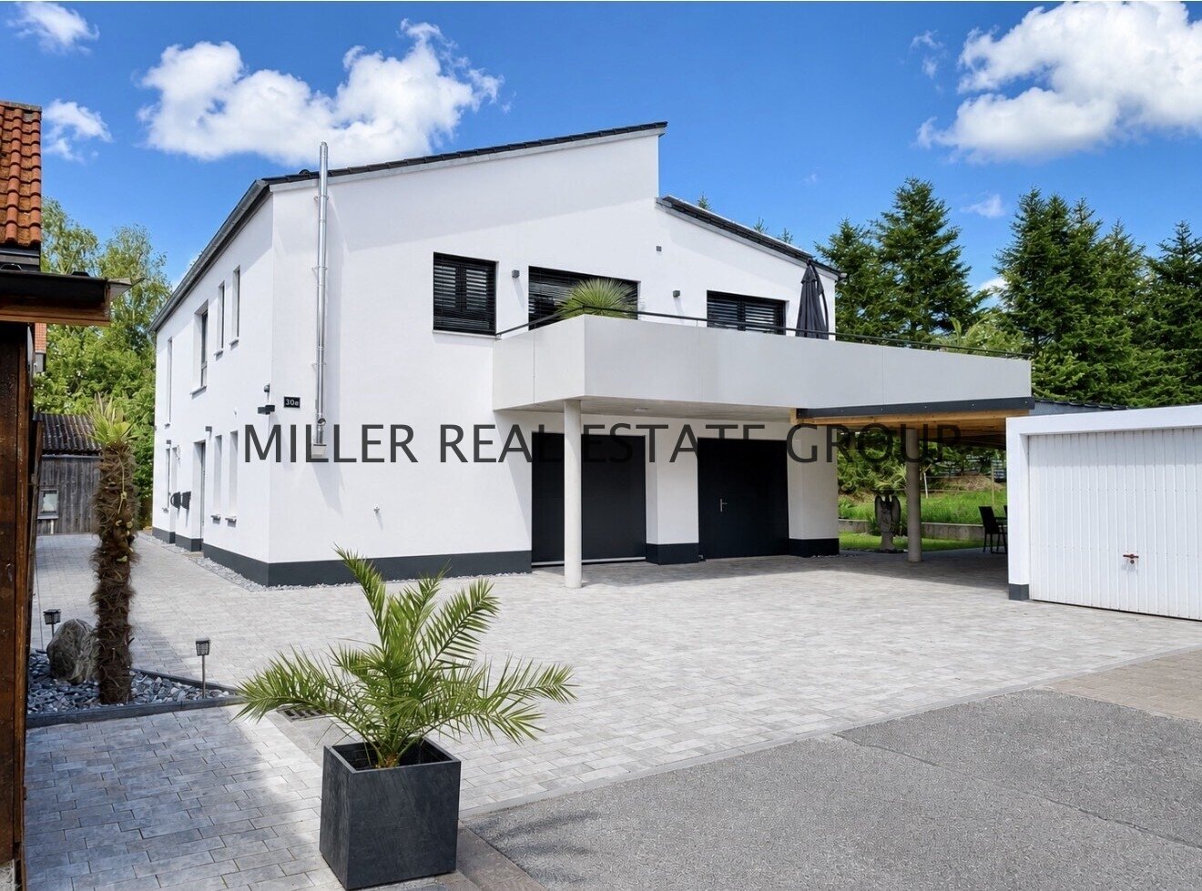 EXKLUSIVE DESIGNVILLA IN DENKENDORF – UNVERBAUBARER WEITBLICK, EINLIEGERWOHNUNG & XXL-GARAGE!