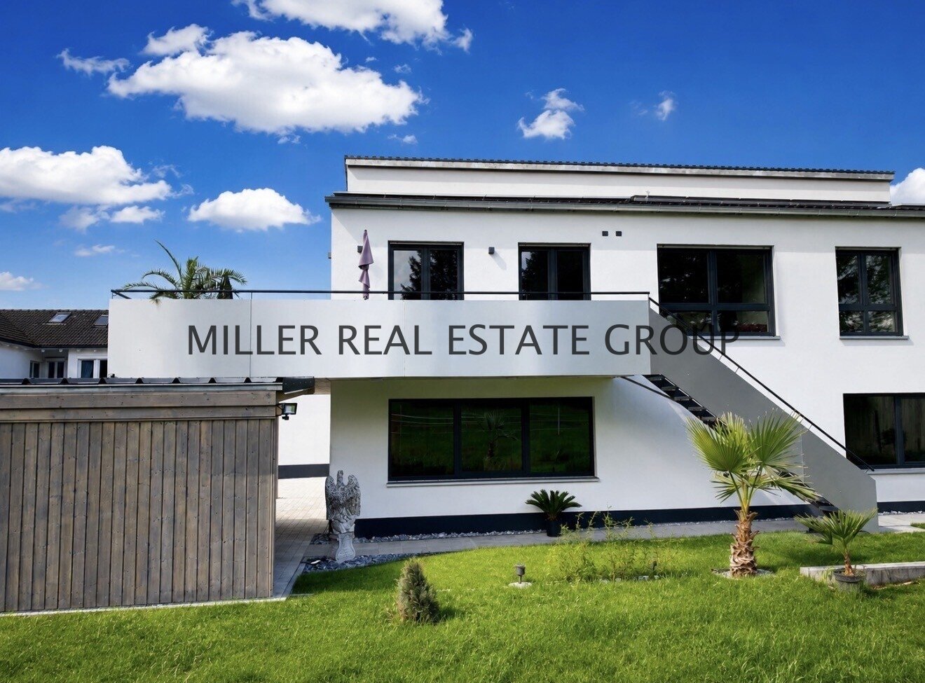 EXKLUSIVE DESIGNVILLA IN DENKENDORF – UNVERBAUBARER WEITBLICK, EINLIEGERWOHNUNG & XXL-GARAGE!