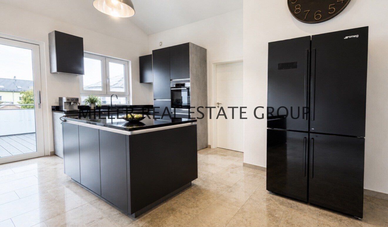 EXKLUSIVE DESIGNVILLA IN DENKENDORF – UNVERBAUBARER WEITBLICK, EINLIEGERWOHNUNG & XXL-GARAGE!