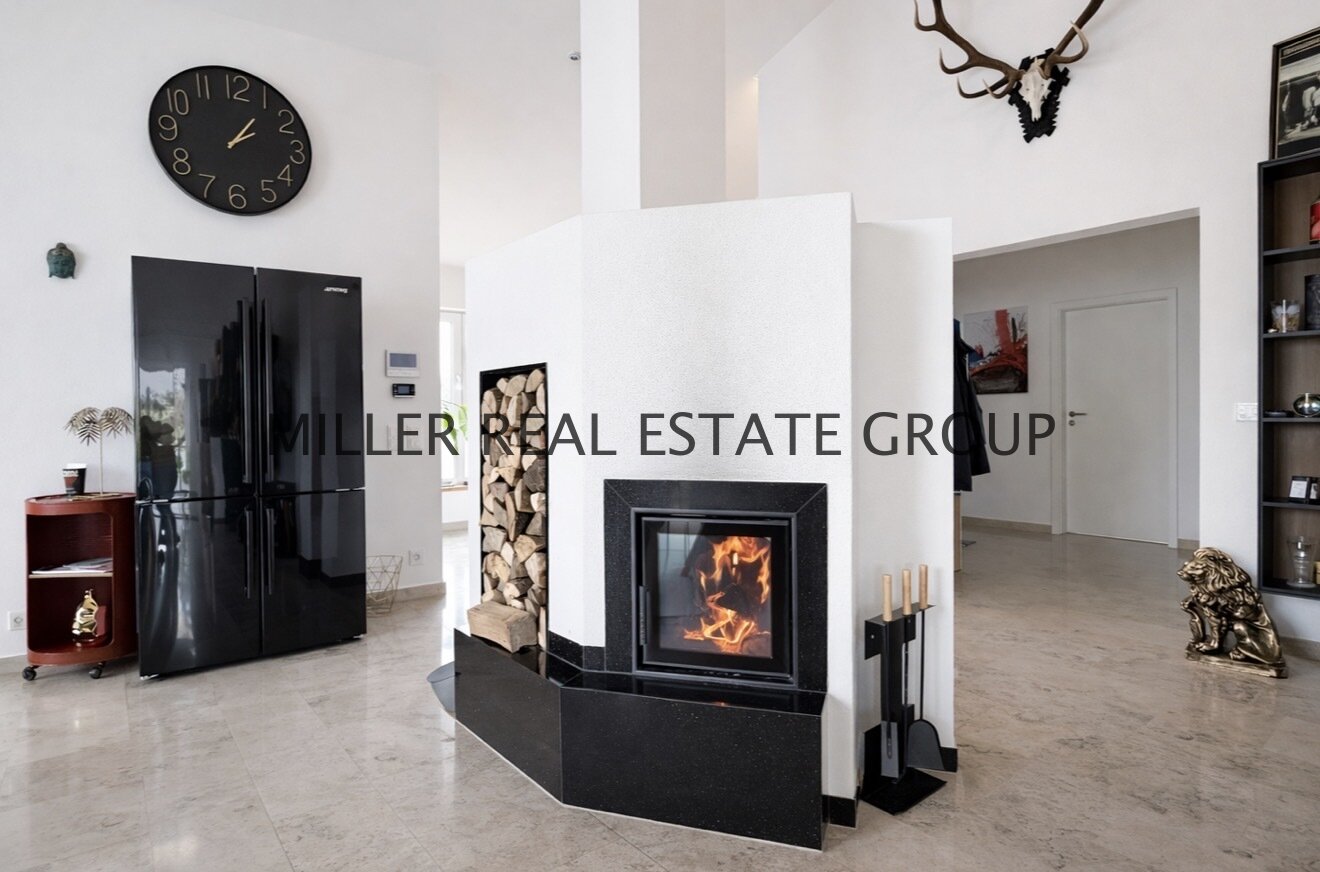 EXKLUSIVE DESIGNVILLA IN DENKENDORF – UNVERBAUBARER WEITBLICK, EINLIEGERWOHNUNG & XXL-GARAGE!