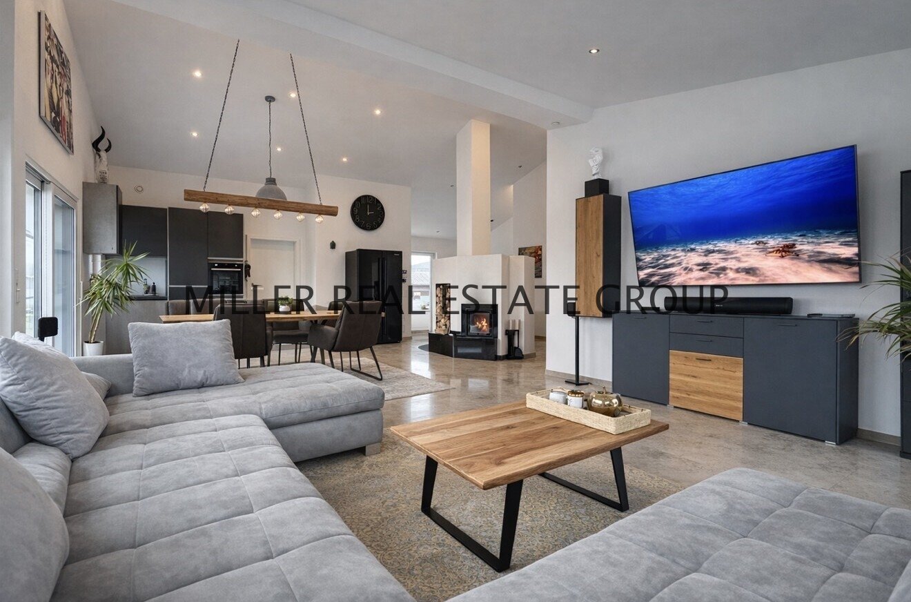 EXKLUSIVE DESIGNVILLA IN DENKENDORF – UNVERBAUBARER WEITBLICK, EINLIEGERWOHNUNG & XXL-GARAGE!