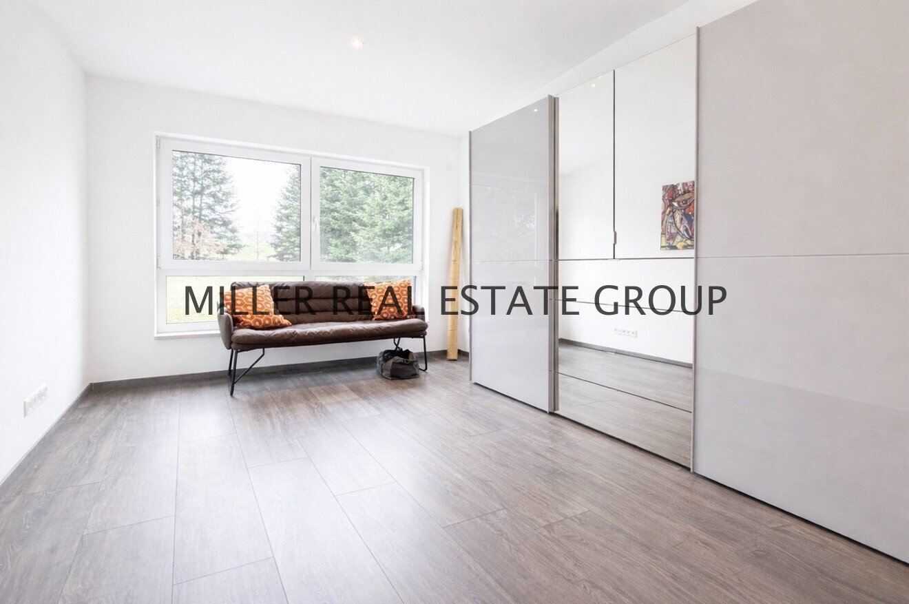 EXKLUSIVE DESIGNVILLA IN DENKENDORF – UNVERBAUBARER WEITBLICK, EINLIEGERWOHNUNG & XXL-GARAGE!