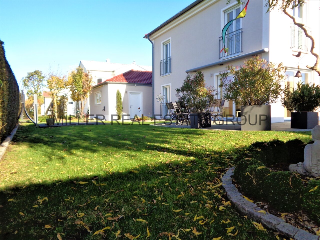 TRAUMLAGE! GROßZÜGIGES EINFAMILIENHAUS MIT TRAUMHAFTEM GARTEN IN SÜDAUSRICHTUNG  TRAUMLAGE! GROßZÜGIGES EINFAMILIENHAUS MIT TRAUMHAFTEM GARTEN IN SÜDAUSRICHTUNG