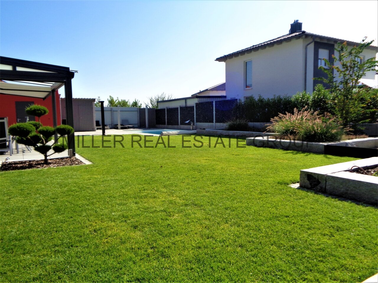 TRAUMHAFTE VILLA MIT EINEM AUßENPOOL UND HERRLICHEN GARTEN  TRAUMHAFTE VILLA MIT EINEM AUßENPOOL UND HERRLICHEN GARTEN