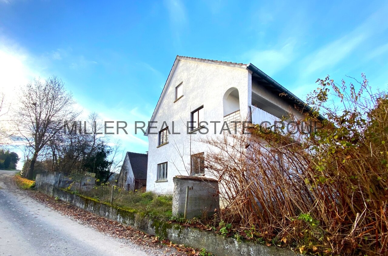GROßZÜGIGES ZWEIFAMILIENHAUS IN GRÜNER UND IDYLLISCHER LAGE  GROßZÜGIGES ZWEIFAMILIENHAUS IN GRÜNER UND IDYLLISCHER LAGE