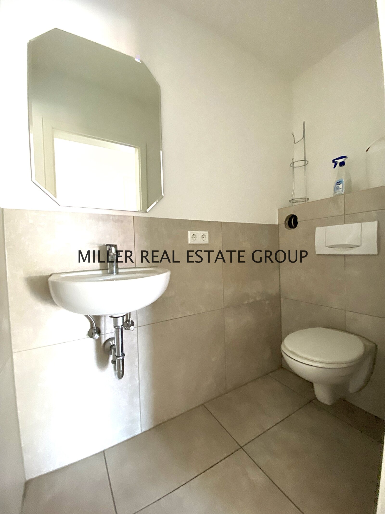 Exquisites Mehrfamilienhaus mit 4-Parteien in Bevorzugter Lage – Ideal für Investoren!!