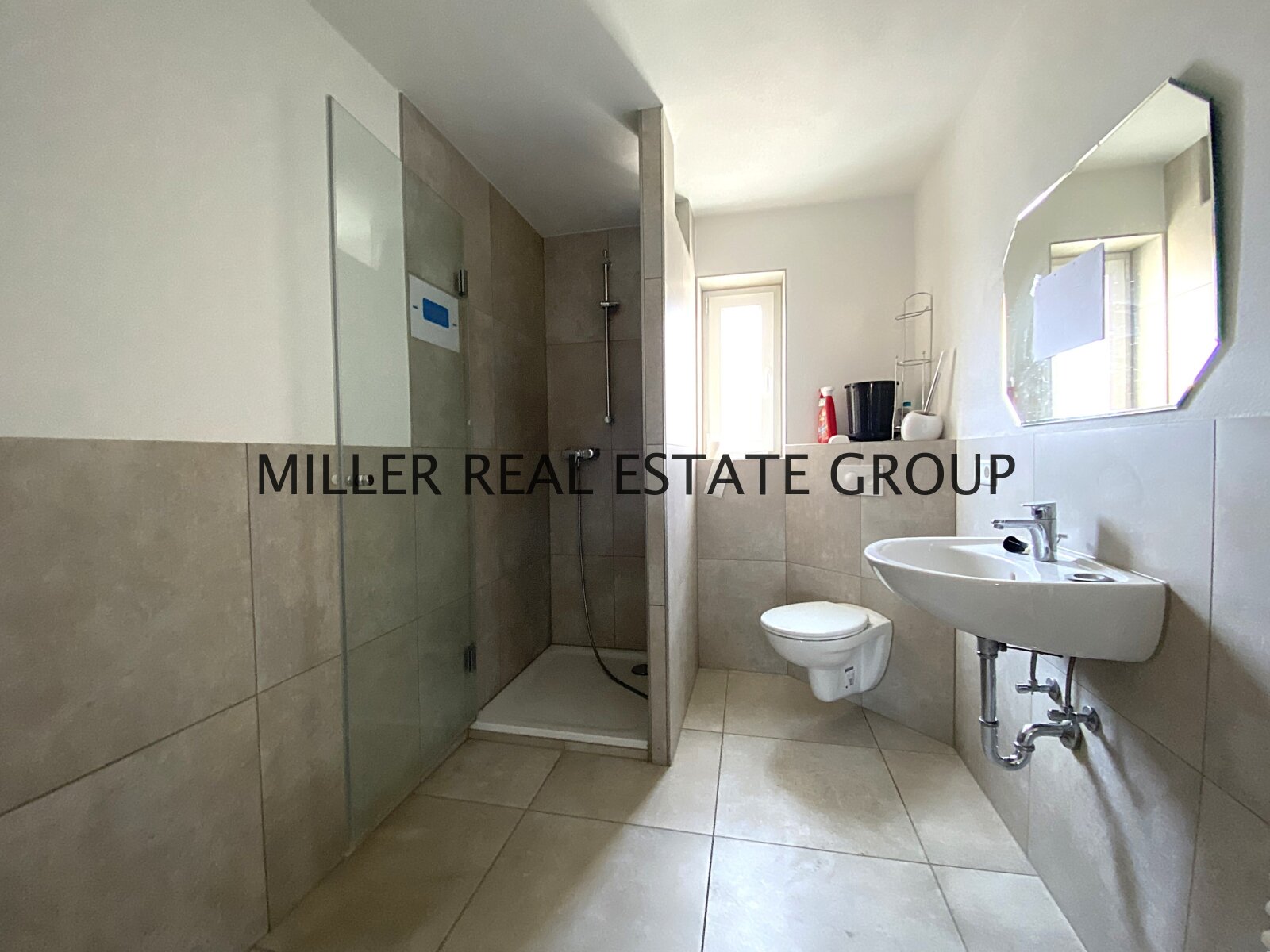 Exquisites Mehrfamilienhaus mit 4-Parteien in Bevorzugter Lage – Ideal für Investoren!!