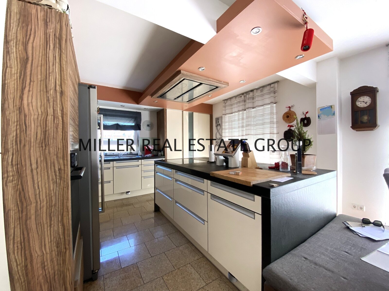 Eleganz trifft Innovation: Das perfekte Familienhaus!
