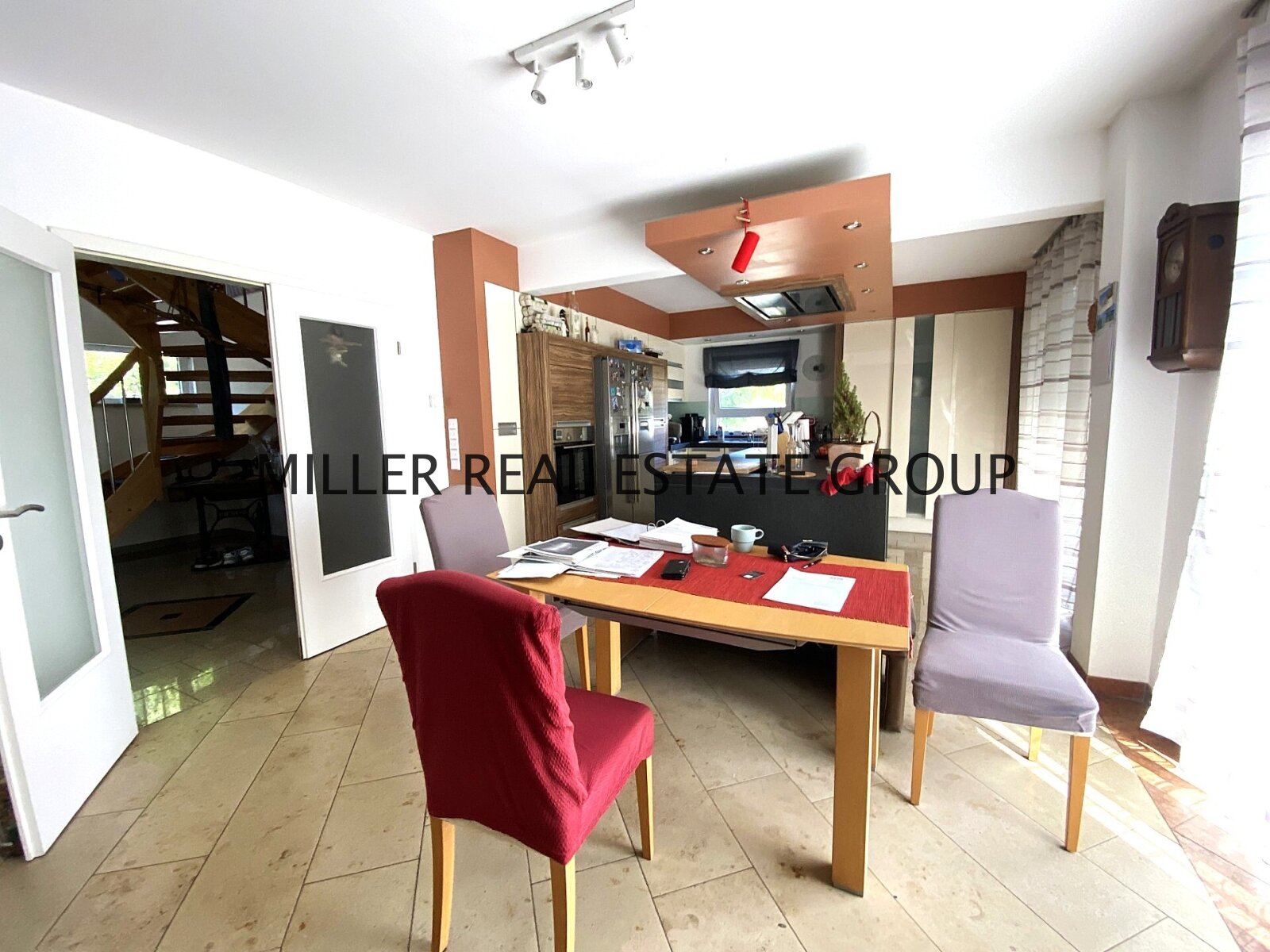 Eleganz trifft Innovation: Das perfekte Familienhaus!