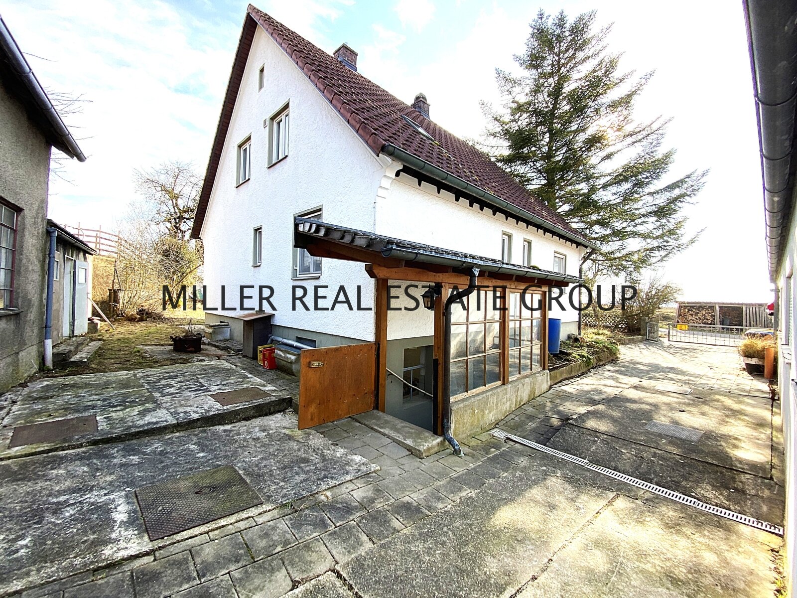 GROßZÜGIGES EINFAMILIENHAUS IN GRÜNER UND IDYLLISCHER LAGE