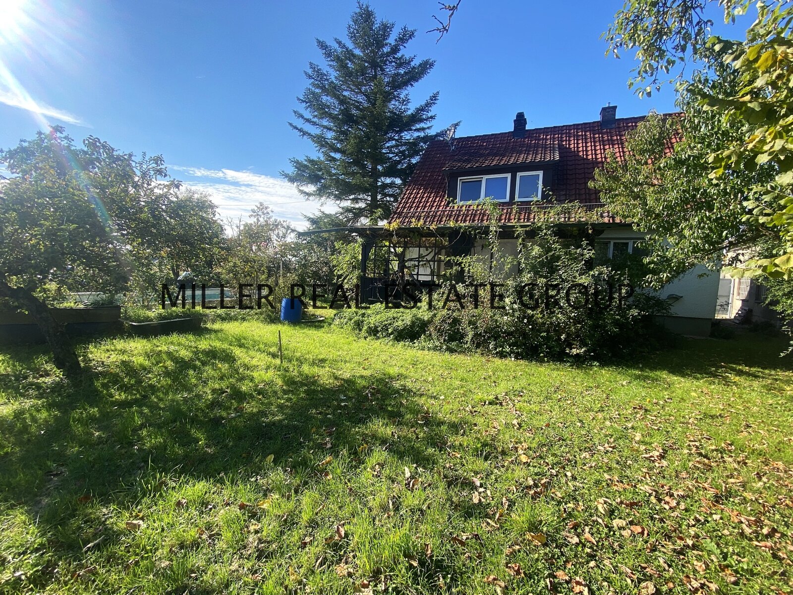 GROßZÜGIGES EINFAMILIENHAUS IN GRÜNER UND IDYLLISCHER LAGE
