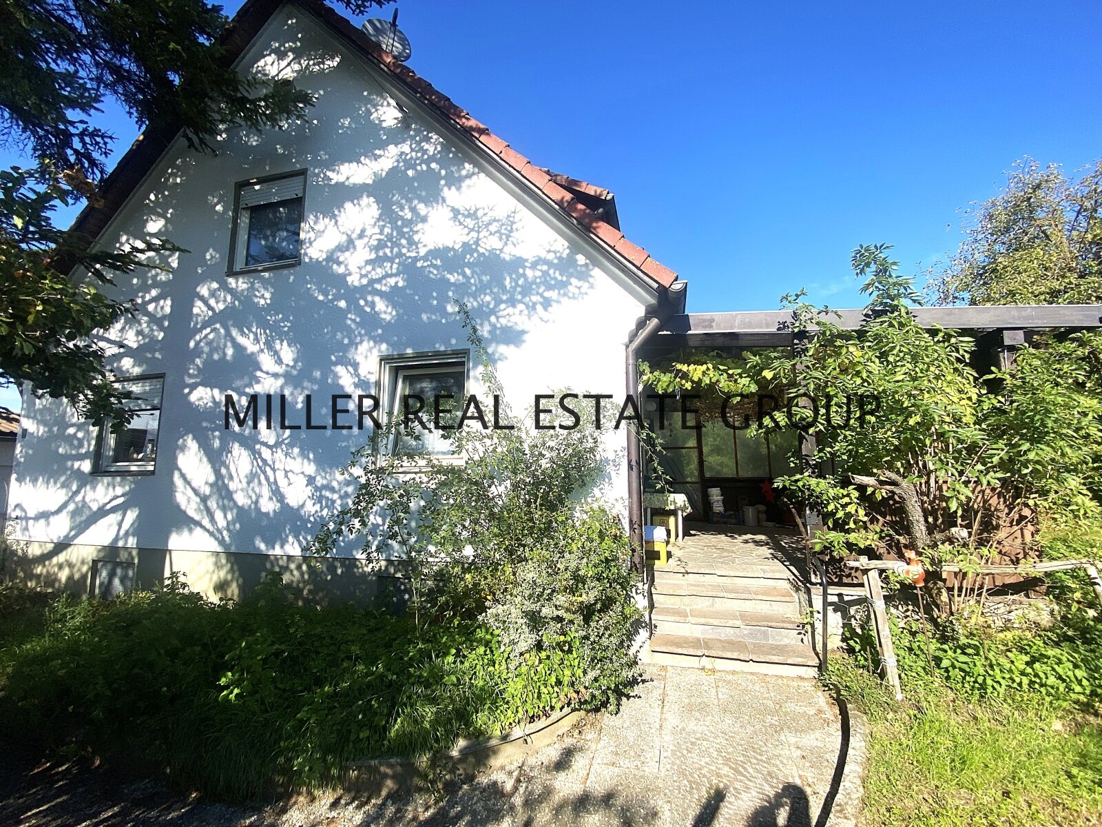 GROßZÜGIGES EINFAMILIENHAUS IN GRÜNER UND IDYLLISCHER LAGE