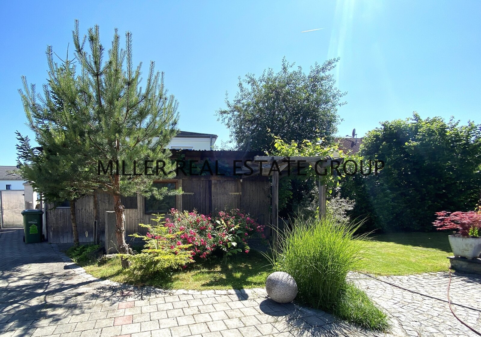 Moderner Familientraum mit Garten, Photovoltaik, Kamin & Doppelgarage in ruhiger Lage von Ingolstadt!