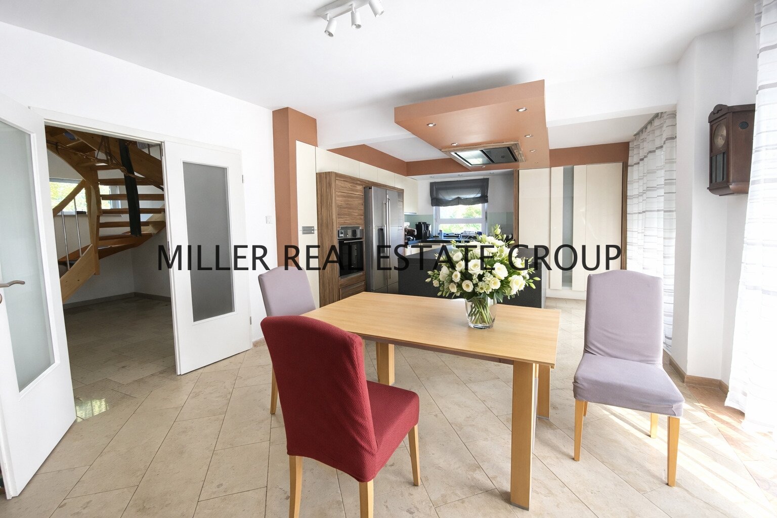 Moderner Familientraum mit Garten, Photovoltaik, Kamin & Doppelgarage in ruhiger Lage von Ingolstadt!