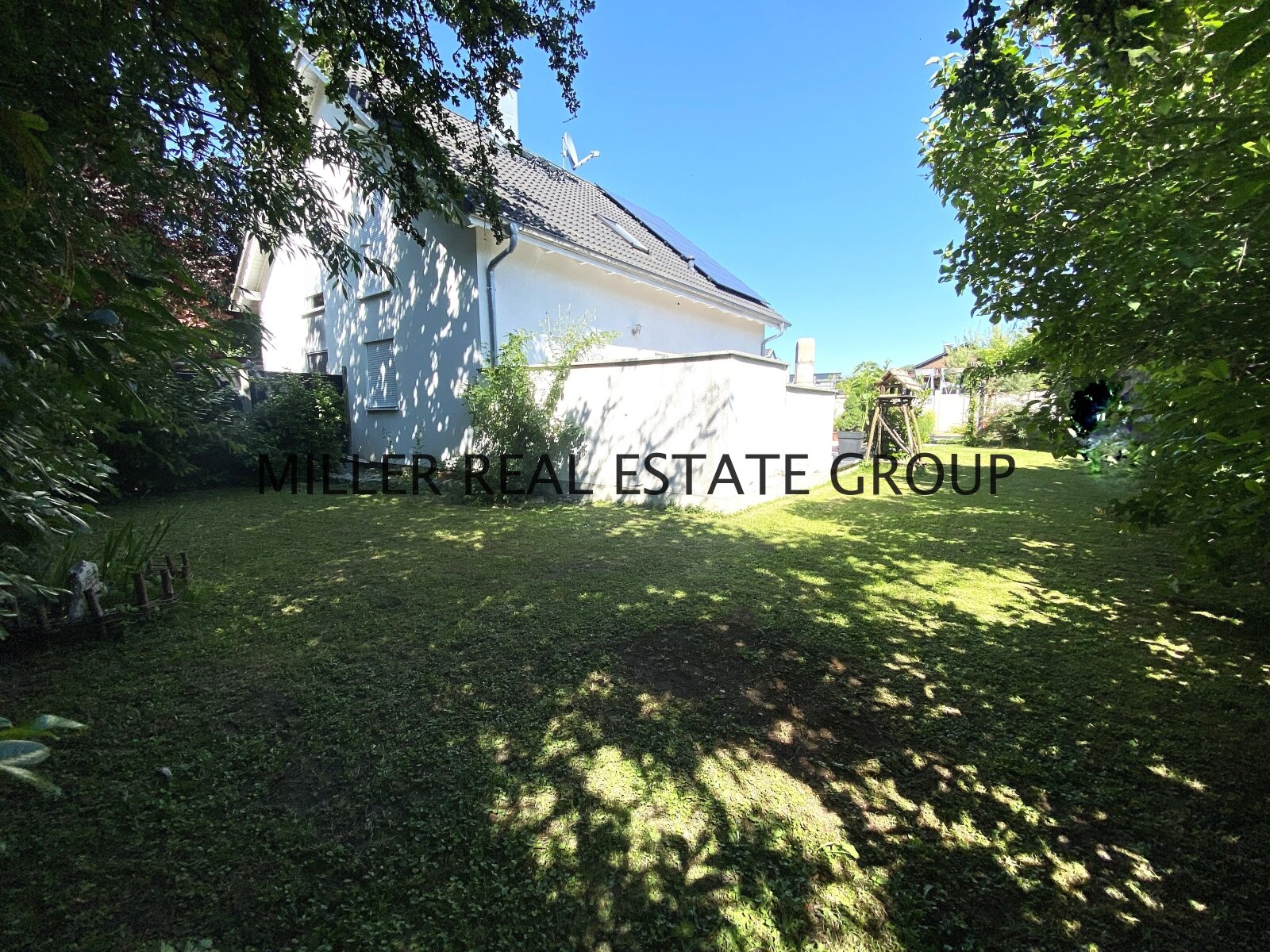 Moderner Familientraum mit Garten, Photovoltaik, Kamin & Doppelgarage in ruhiger Lage von Ingolstadt!