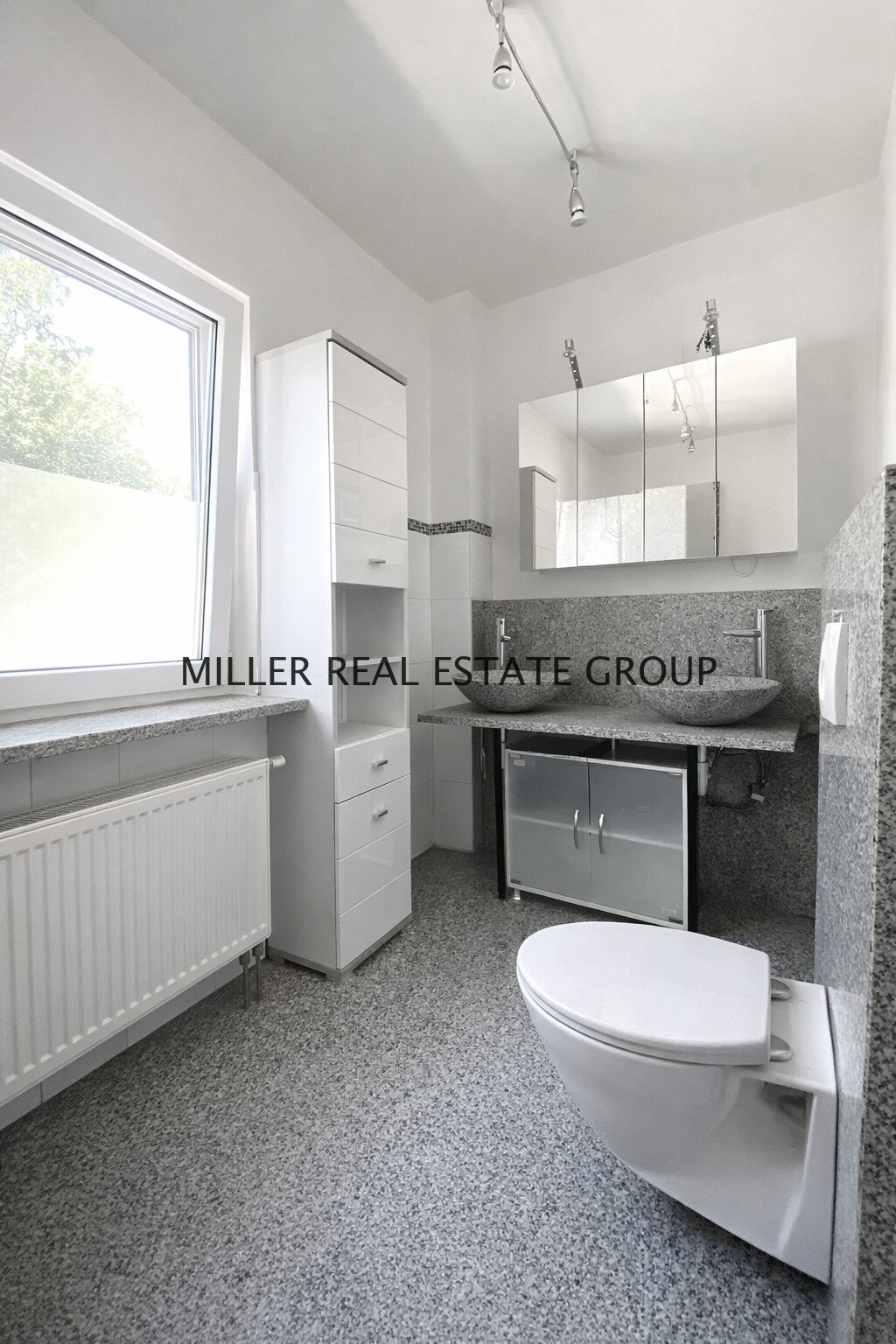 Moderner Familientraum mit Garten, Photovoltaik, Kamin & Doppelgarage in ruhiger Lage von Ingolstadt!