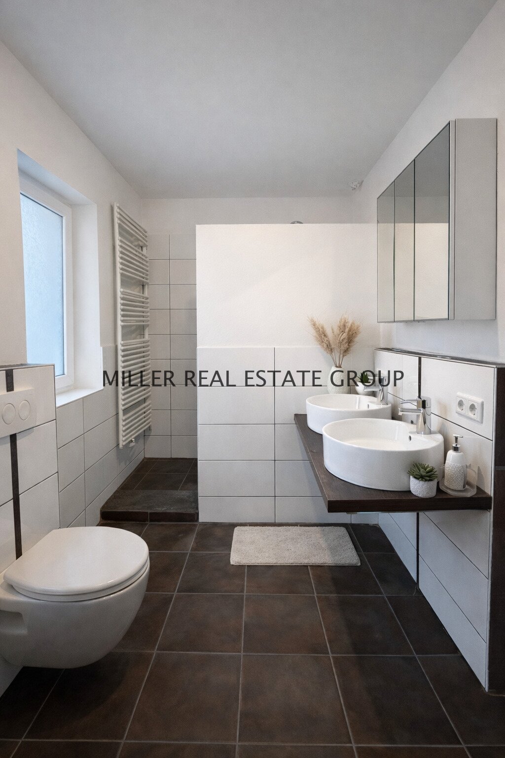 Modernisiertes Reiheneckhaus mit Garten, Terrasse, Balkon, Kamin, Photovoltaikanlage & Garage in ruhiger Lage von Ingolstadt-Süd!