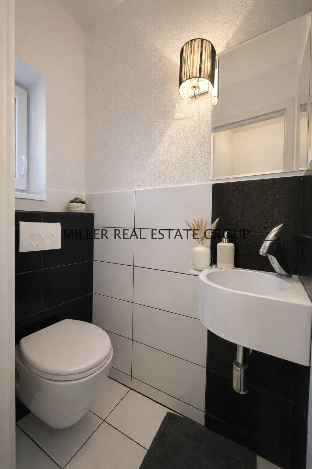 Modernisiertes Reiheneckhaus mit Garten, Terrasse, Balkon, Kamin, Photovoltaikanlage & Garage in ruhiger Lage von Ingolstadt-Süd!