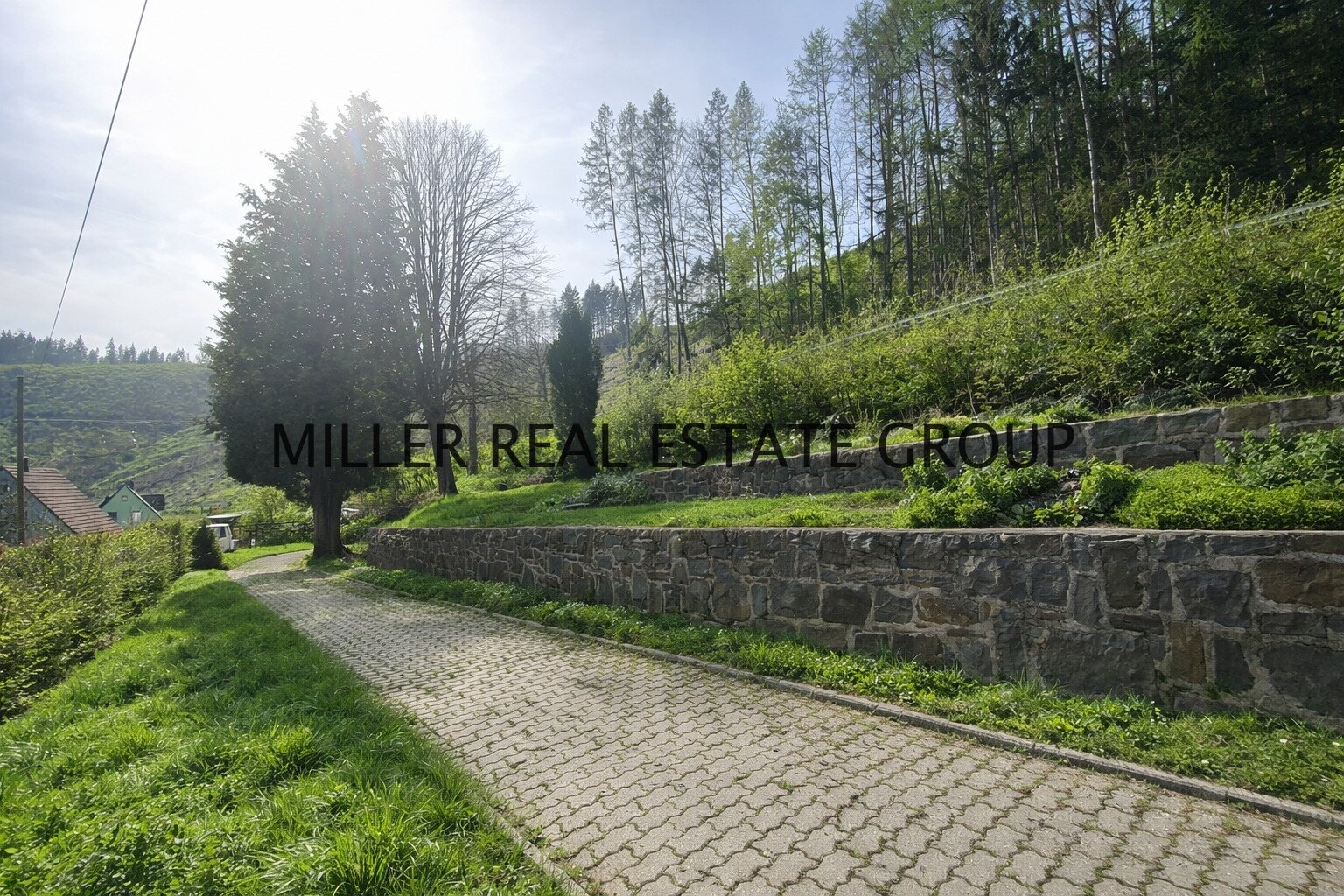 Großzügiges Anwesen mit Wohnhaus, Nebengebäude (Ausbaupotenzial), Scheune & 4 Garagen auf 1.745 m² Grundstück!