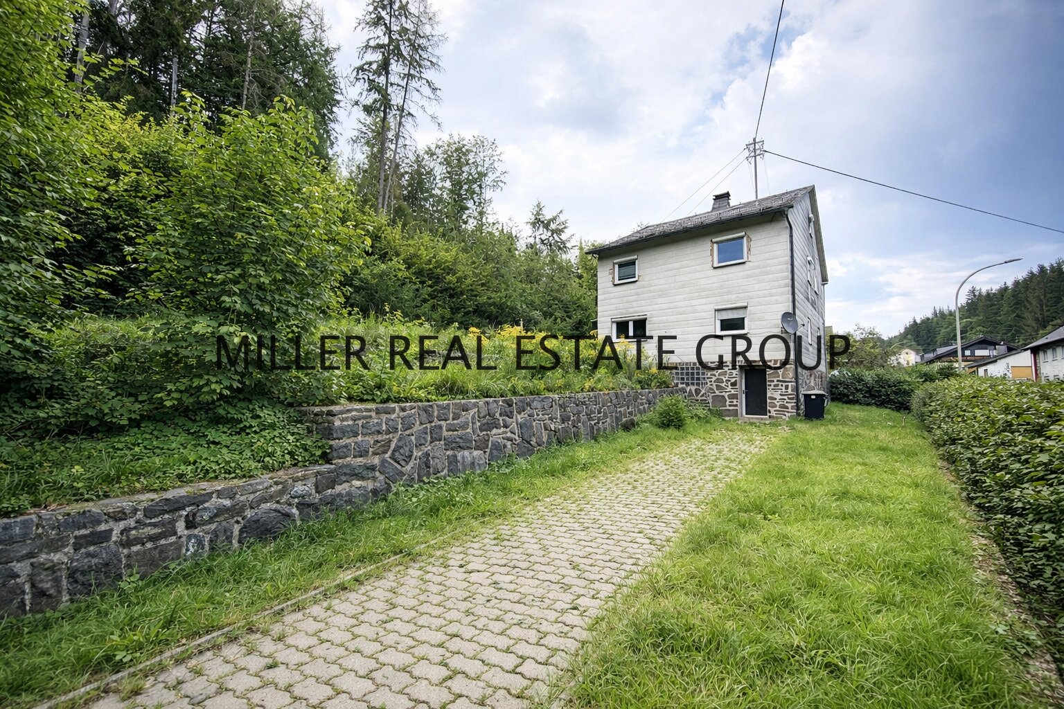 Großzügiges Anwesen mit Wohnhaus, Nebengebäude (Ausbaupotenzial), Scheune & 4 Garagen auf 1.745 m² Grundstück!