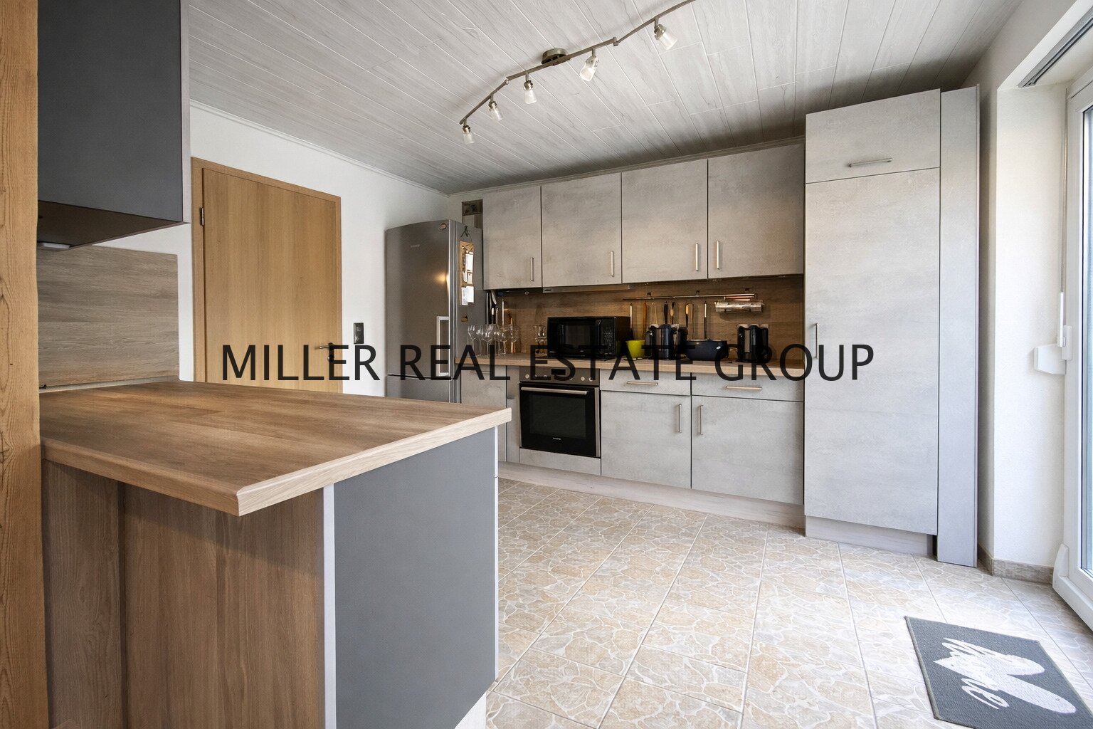 Großzügiges Anwesen mit Wohnhaus, Nebengebäude (Ausbaupotenzial), Scheune & 4 Garagen auf 1.745 m² Grundstück!