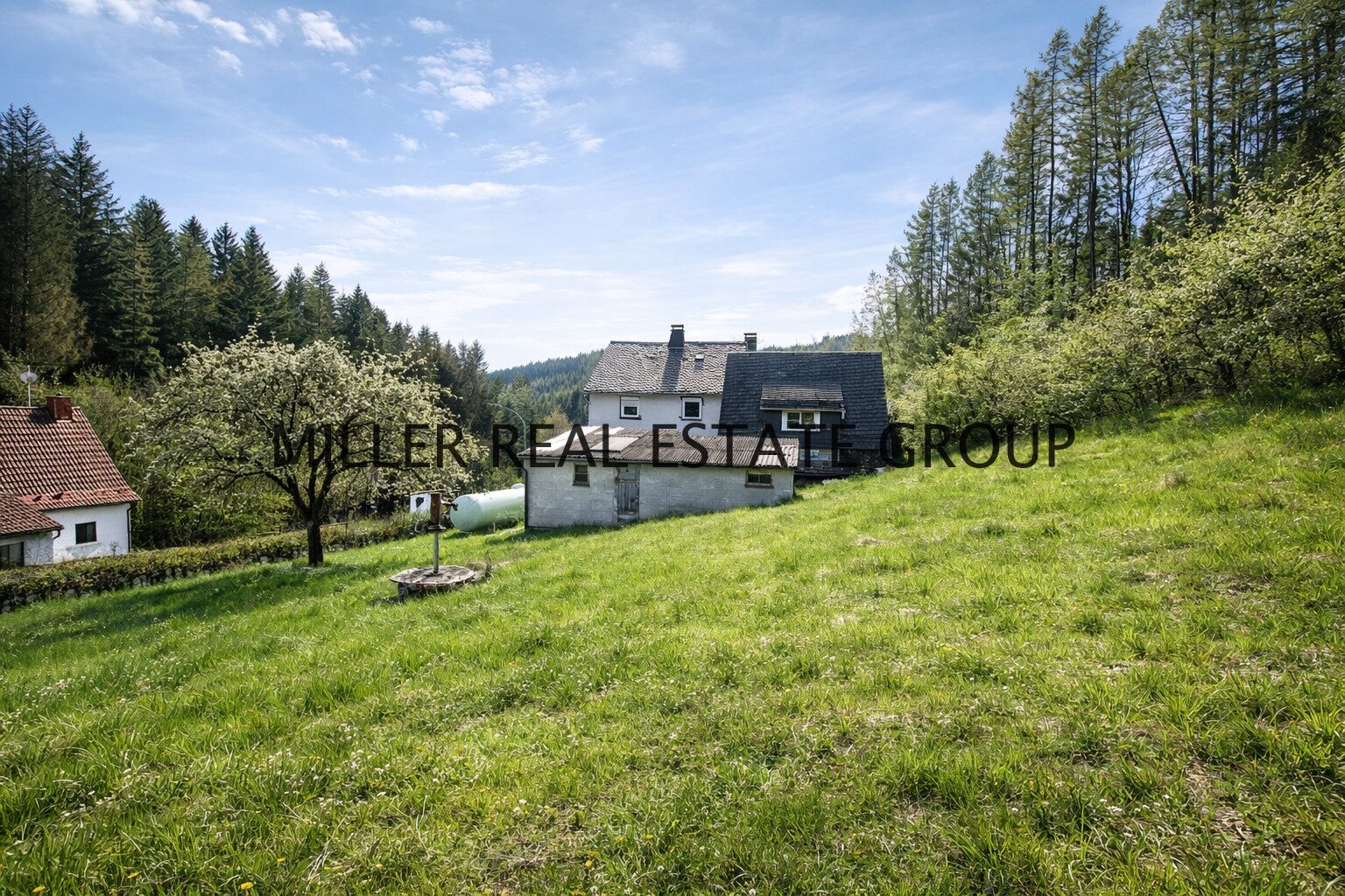 Großzügiges Anwesen mit Wohnhaus, Nebengebäude (Ausbaupotenzial), Scheune & 4 Garagen auf 1.745 m² Grundstück!