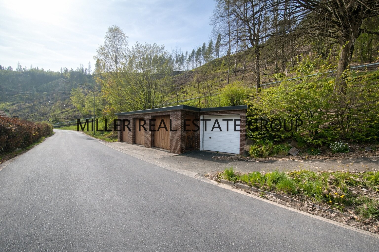 Großzügiges Anwesen mit Wohnhaus, Nebengebäude (Ausbaupotenzial), Scheune & 4 Garagen auf 1.745 m² Grundstück!