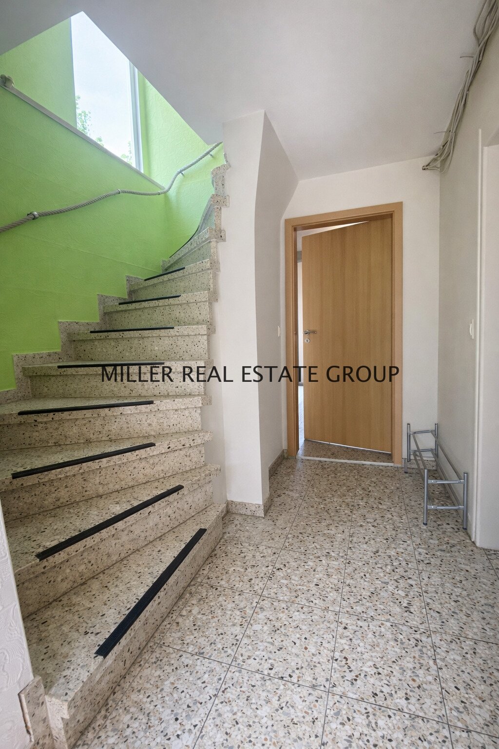 Großzügiges Anwesen mit Wohnhaus, Nebengebäude (Ausbaupotenzial), Scheune & 4 Garagen auf 1.745 m² Grundstück!