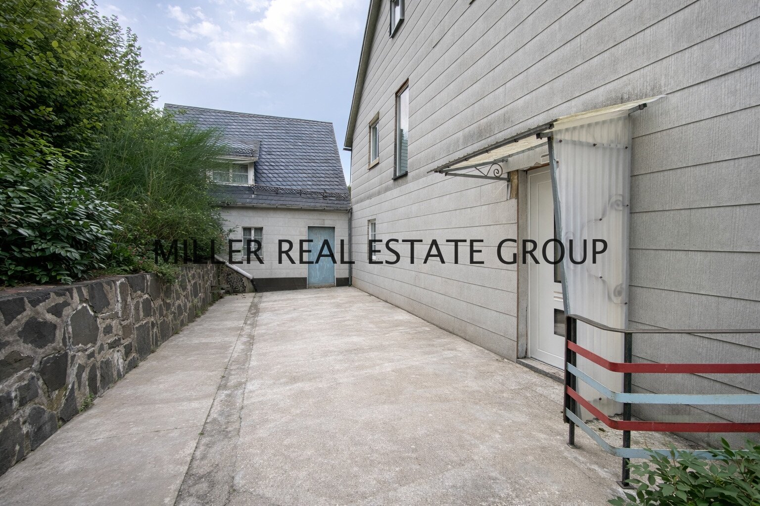 Großzügiges Anwesen mit Wohnhaus, Nebengebäude (Ausbaupotenzial), Scheune & 4 Garagen auf 1.745 m² Grundstück!