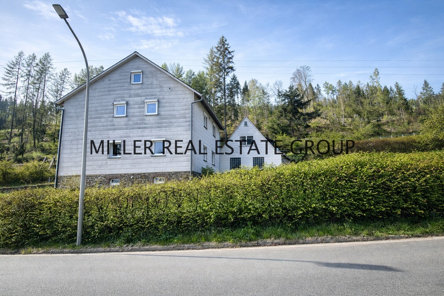 Großzügiges Anwesen mit Wohnhaus, Nebengebäude (Ausbaupotenzial), Scheune & 4 Garagen auf 1.745 m² Grundstück!