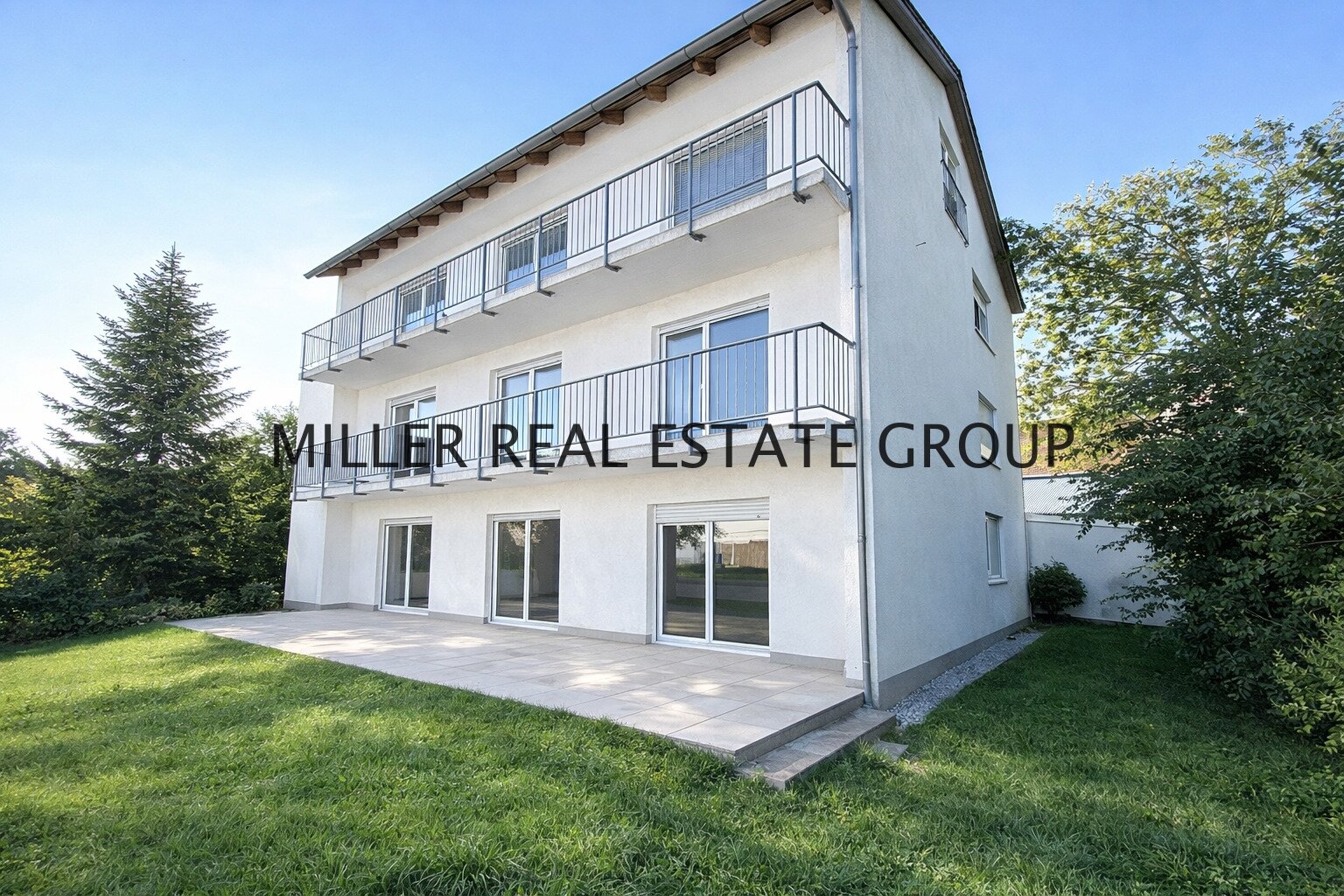 Top Kapitalanlage in Ingolstadt: Modernisiertes Mehrfamilienhaus mit 4 Wohnungen, Dachterrasse, Garten & Garagen!