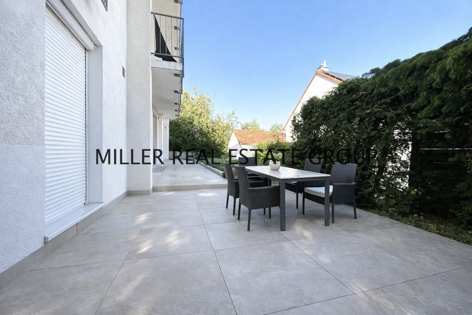 Top Kapitalanlage in Ingolstadt: Modernisiertes Mehrfamilienhaus mit 4 Wohnungen, Dachterrasse, Garten & Garagen!