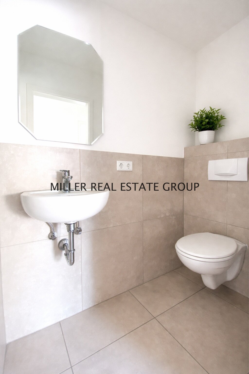 Top Kapitalanlage in Ingolstadt: Modernisiertes Mehrfamilienhaus mit 4 Wohnungen, Dachterrasse, Garten & Garagen!