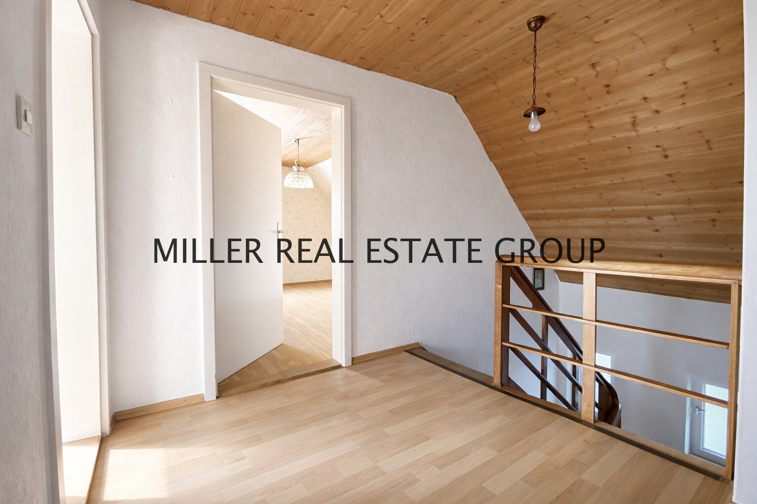 Einfamilienhaus (ca. 135 m²) und 216 m² Lagerhalle & Werkstatt – Wohnen & Arbeiten perfekt kombiniert!