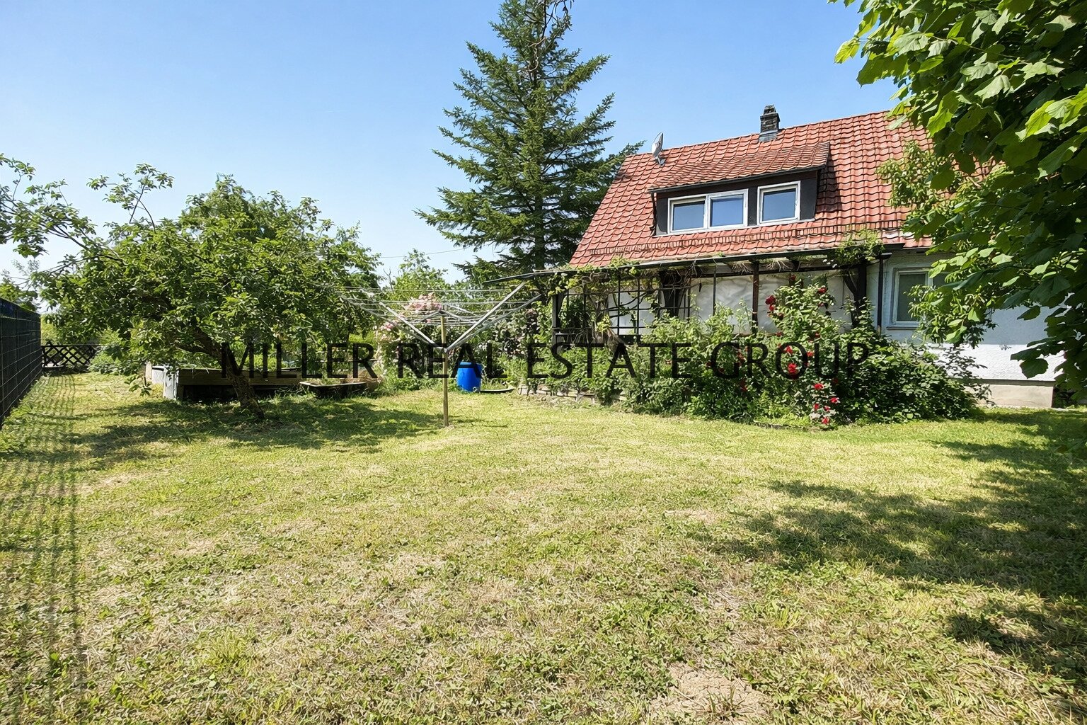 Einfamilienhaus (ca. 135 m²) und 216 m² Lagerhalle & Werkstatt – Wohnen & Arbeiten perfekt kombiniert!