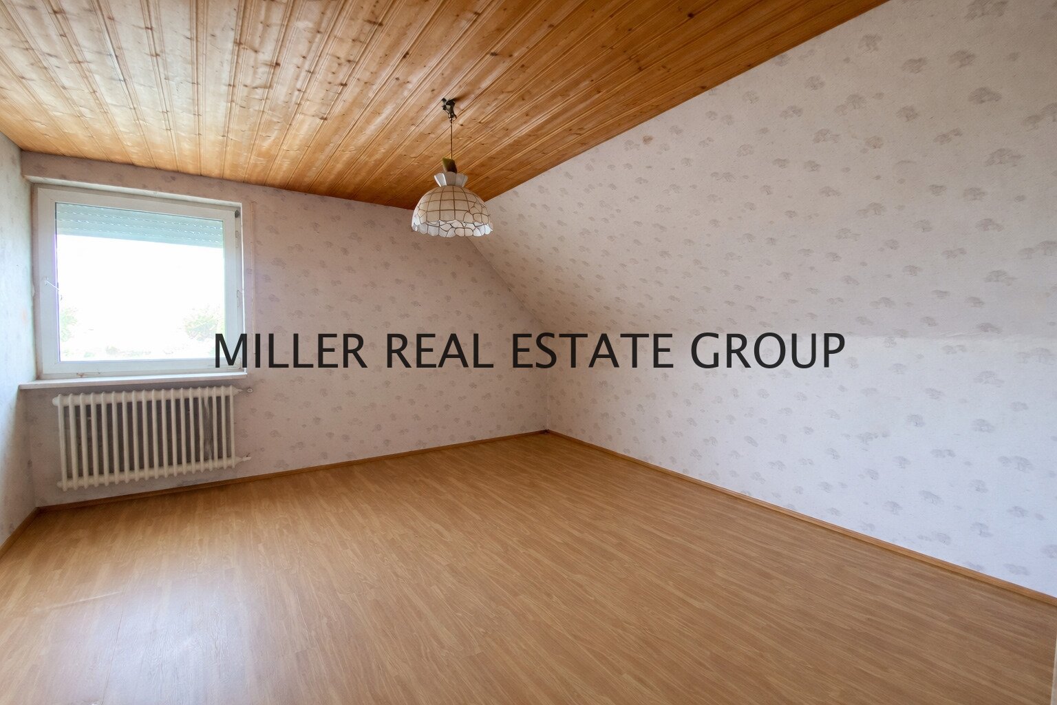 Einfamilienhaus (ca. 135 m²) und 216 m² Lagerhalle & Werkstatt – Wohnen & Arbeiten perfekt kombiniert!