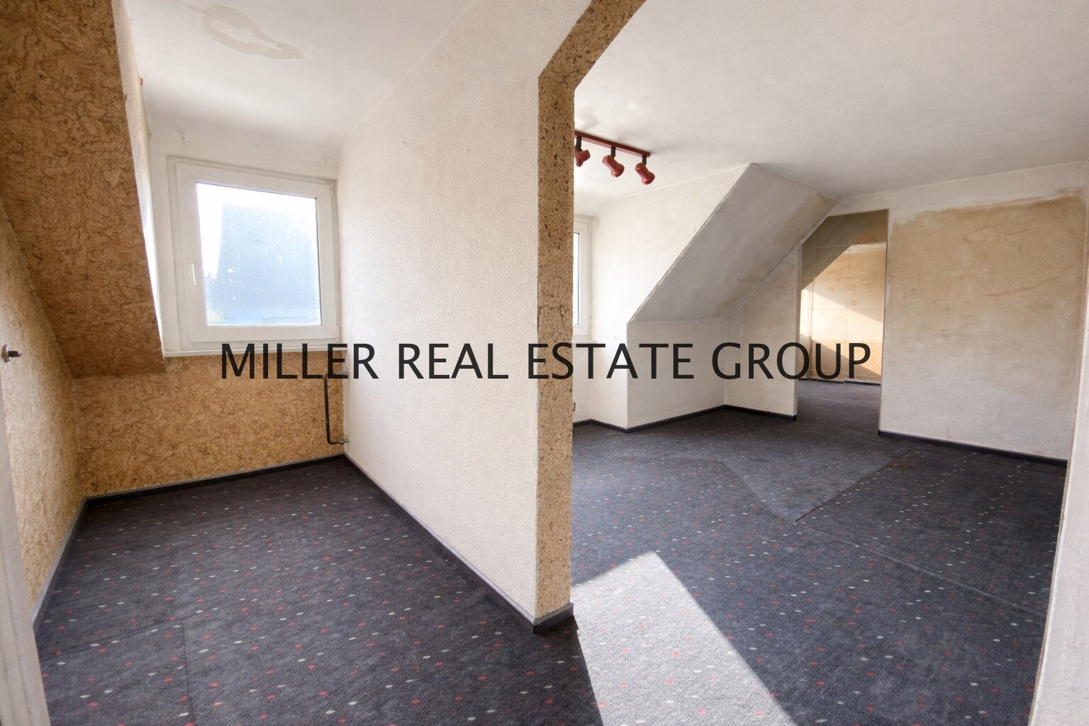 Einfamilienhaus (ca. 135 m²) und 216 m² Lagerhalle & Werkstatt – Wohnen & Arbeiten perfekt kombiniert!