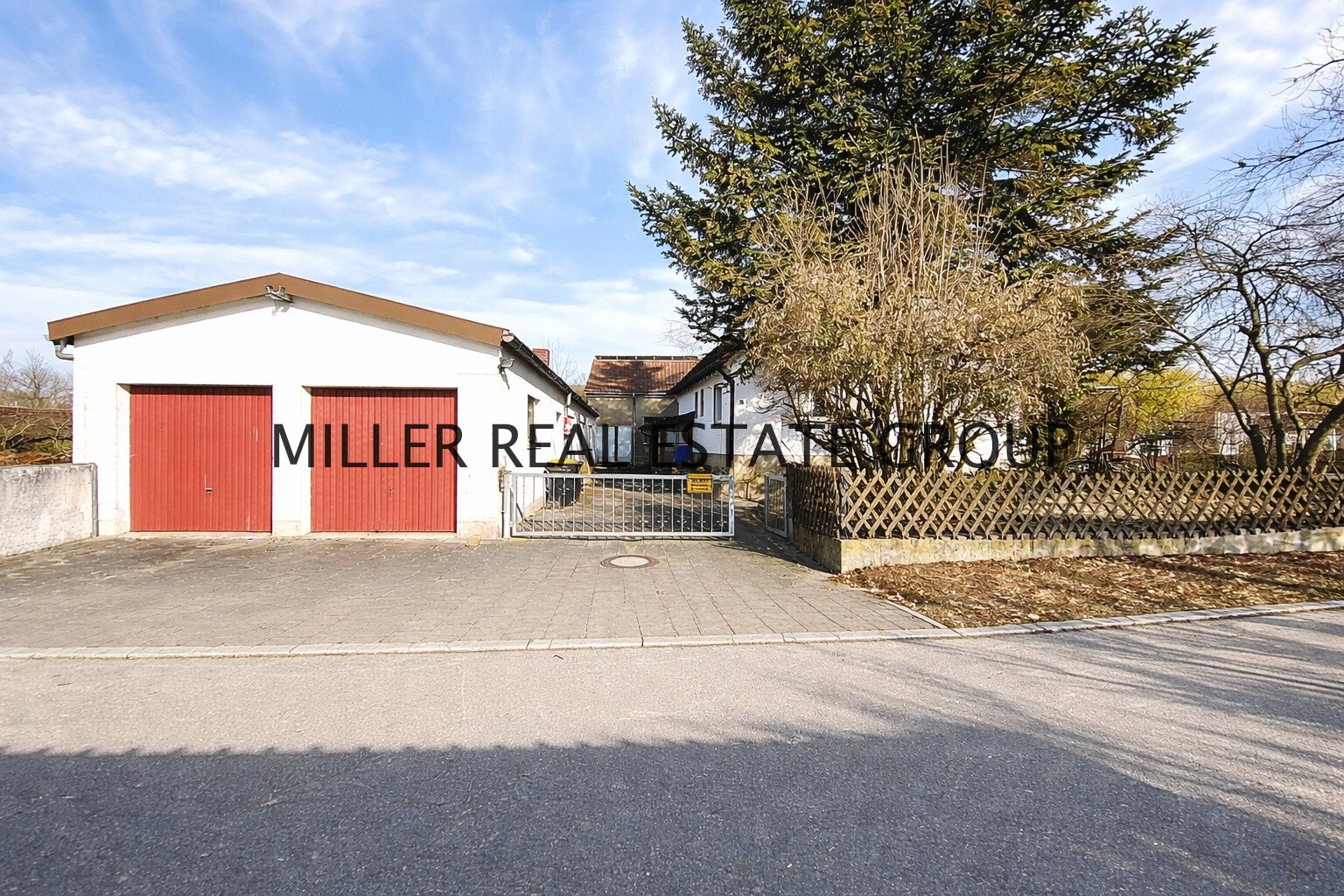 Einfamilienhaus (ca. 135 m²) und 216 m² Lagerhalle & Werkstatt – Wohnen & Arbeiten perfekt kombiniert!