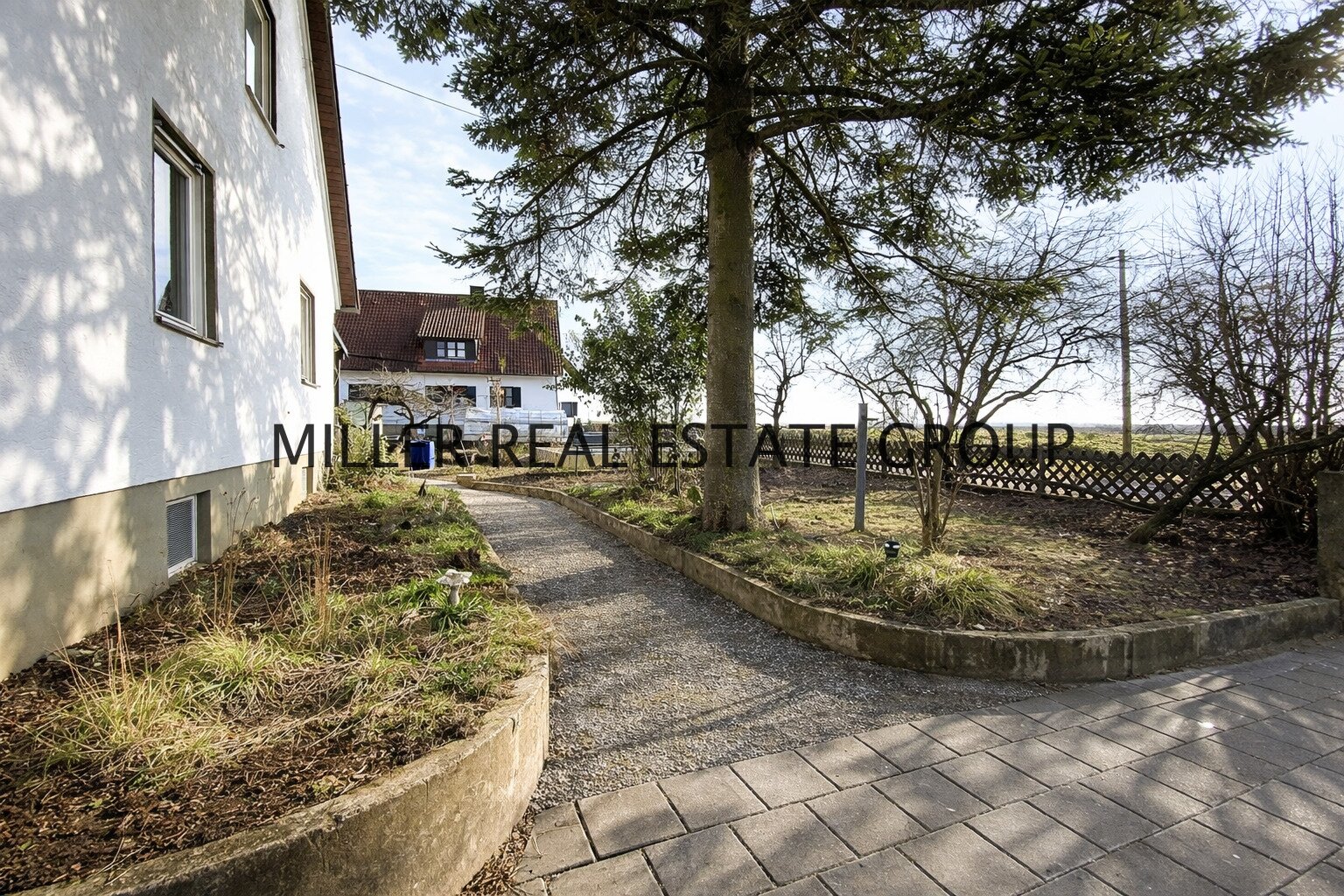 Einfamilienhaus (ca. 135 m²) und 216 m² Lagerhalle & Werkstatt – Wohnen & Arbeiten perfekt kombiniert!