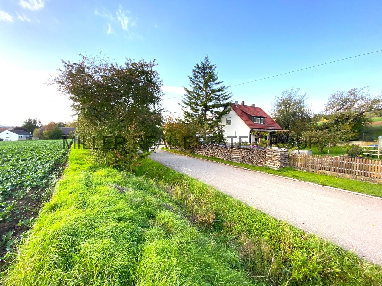 Einfamilienhaus (ca. 135 m²) und 216 m² Lagerhalle & Werkstatt – Wohnen & Arbeiten perfekt kombiniert!