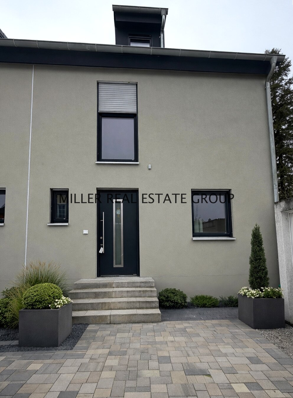 Exklusive Neubau-Doppelhaushälfte in Ingolstadt-Hagau – A+ Energie, Luxus-Ausstattung, Atelier & Traumgarten!