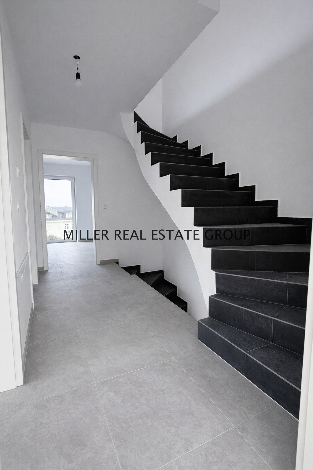 Exklusive Neubau-Doppelhaushälfte in Ingolstadt-Hagau – A+ Energie, Luxus-Ausstattung, Atelier & Traumgarten!