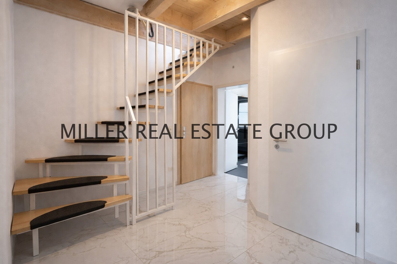 Exklusive Maisonette-Wohnung mit 5 Zimmern, Balkon und zwei Stellplätzen in begehrter Lage von Kösching bei Ingolstadt!