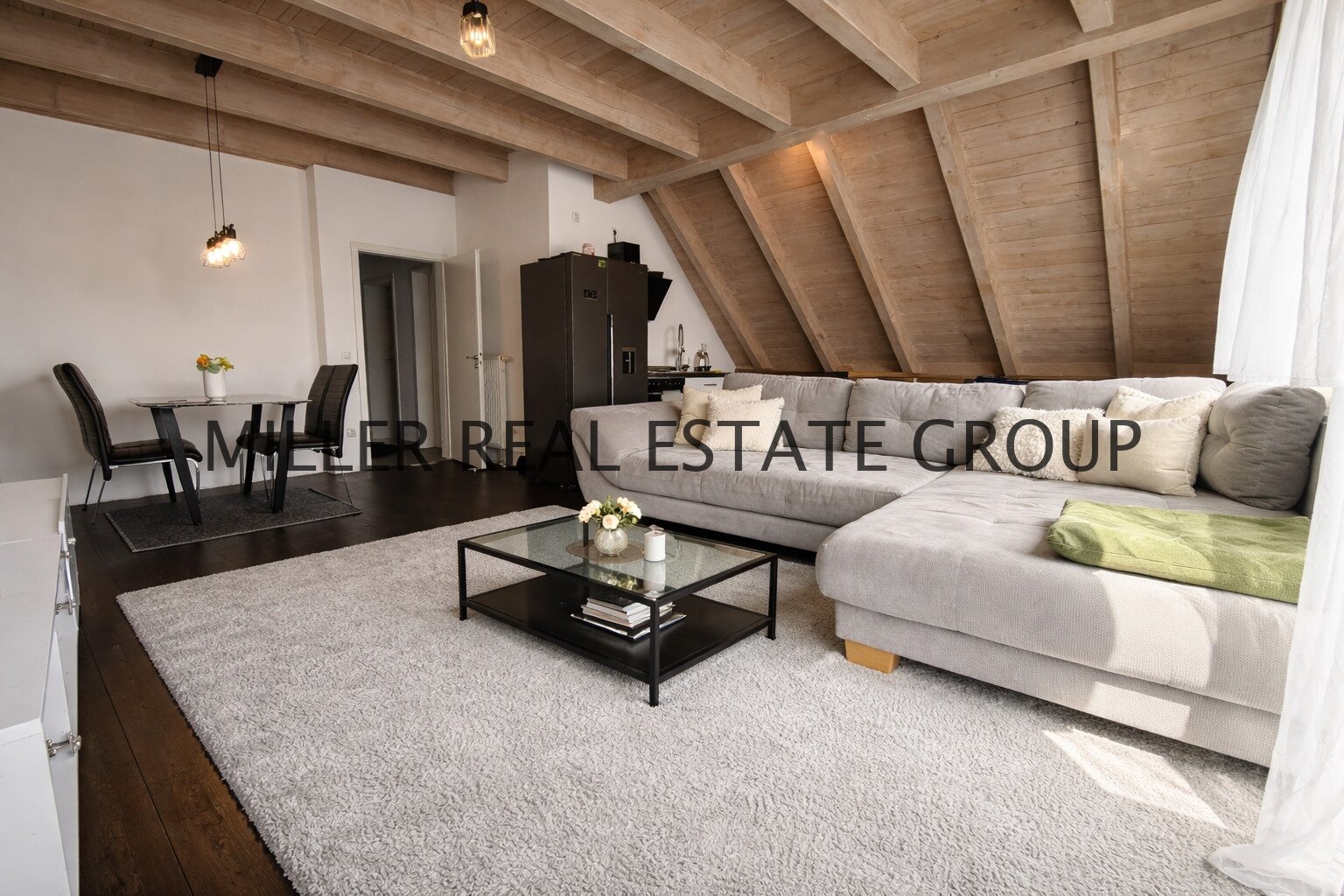 Exklusive Maisonette-Wohnung mit 5 Zimmern, Balkon und zwei Stellplätzen in begehrter Lage von Kösching bei Ingolstadt!