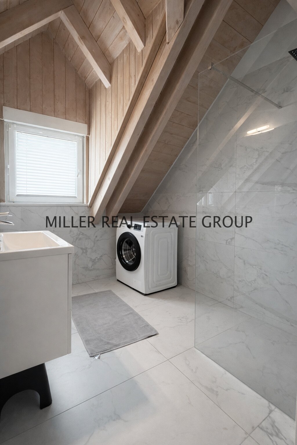 Exklusive Maisonette-Wohnung mit 5 Zimmern, Balkon und zwei Stellplätzen in begehrter Lage von Kösching bei Ingolstadt!