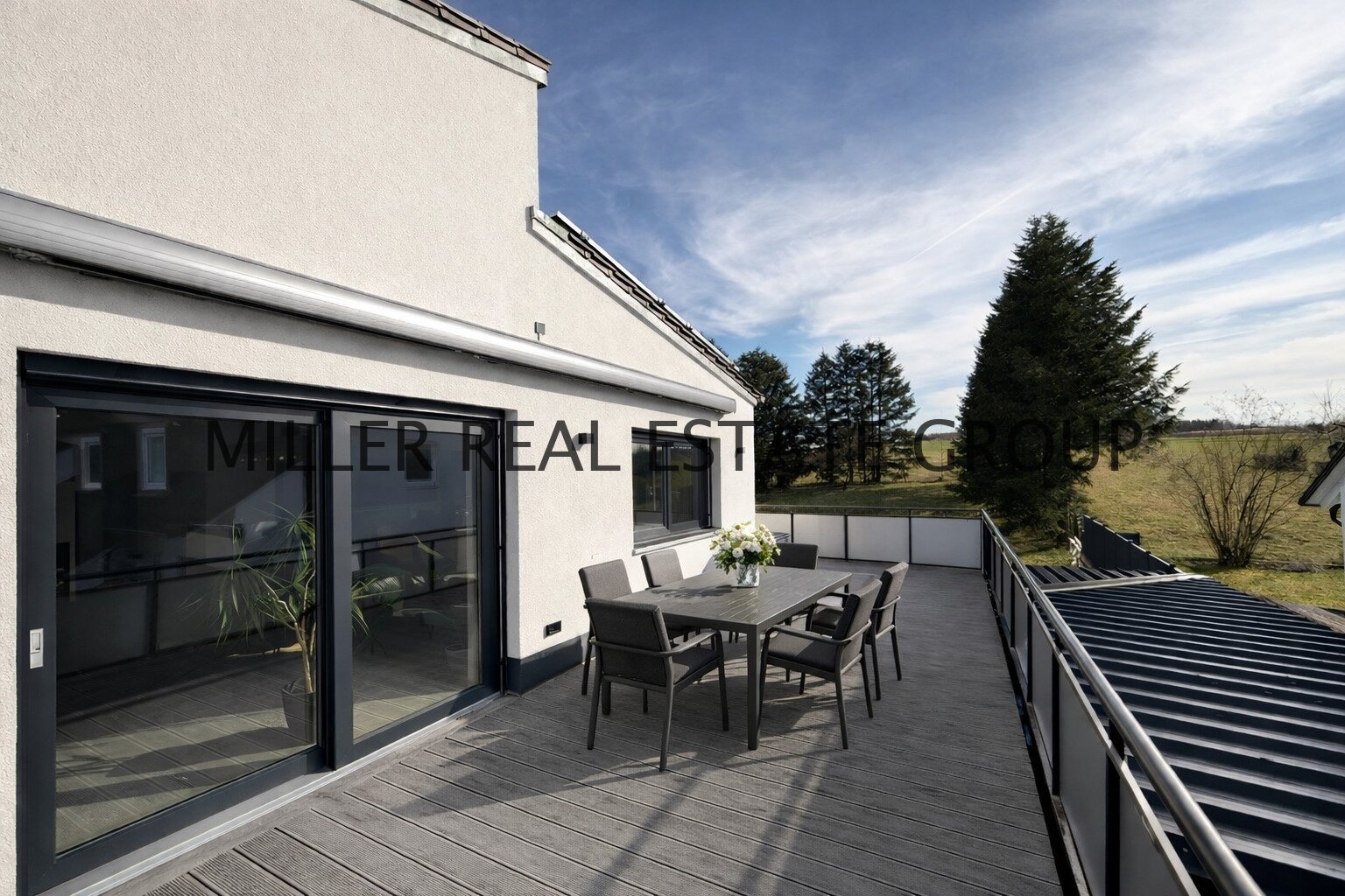 Luxusvilla mit 193 m² Wohnfläche, Einliegerwohnung, 40 m² Balkon & 95 m² XXL-Garage – unverbaubarer Weitblick in Bestlage von Denkendorf!