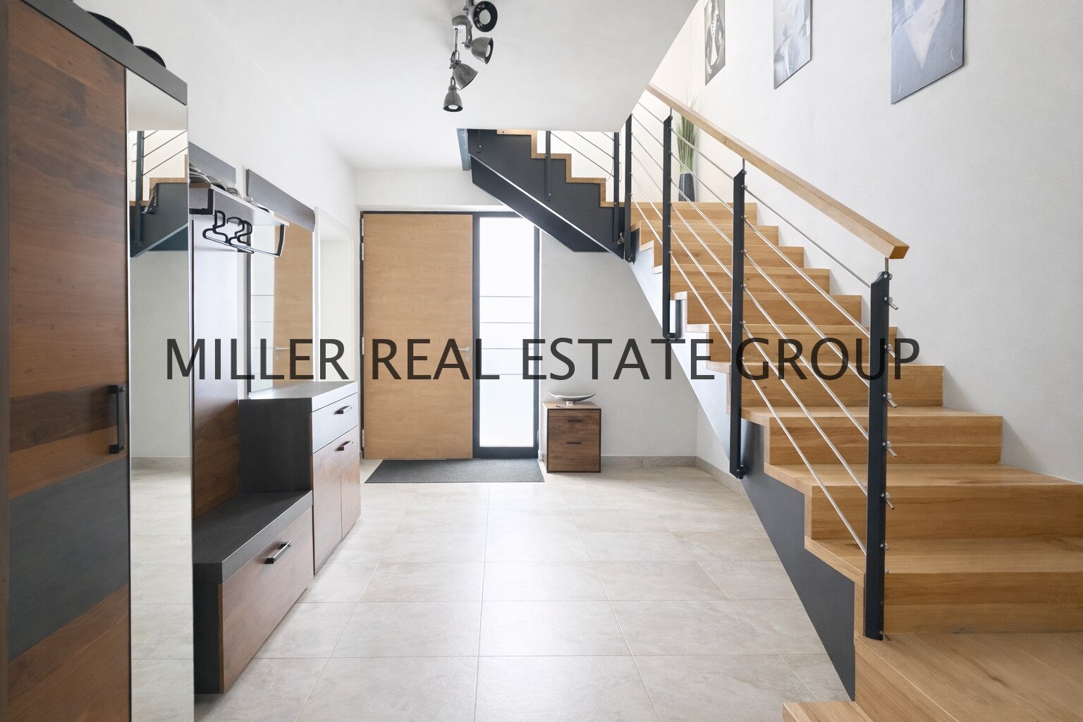 Luxusvilla mit 193 m² Wohnfläche, Einliegerwohnung, 40 m² Balkon & 95 m² XXL-Garage – unverbaubarer Weitblick in Bestlage von Denkendorf!