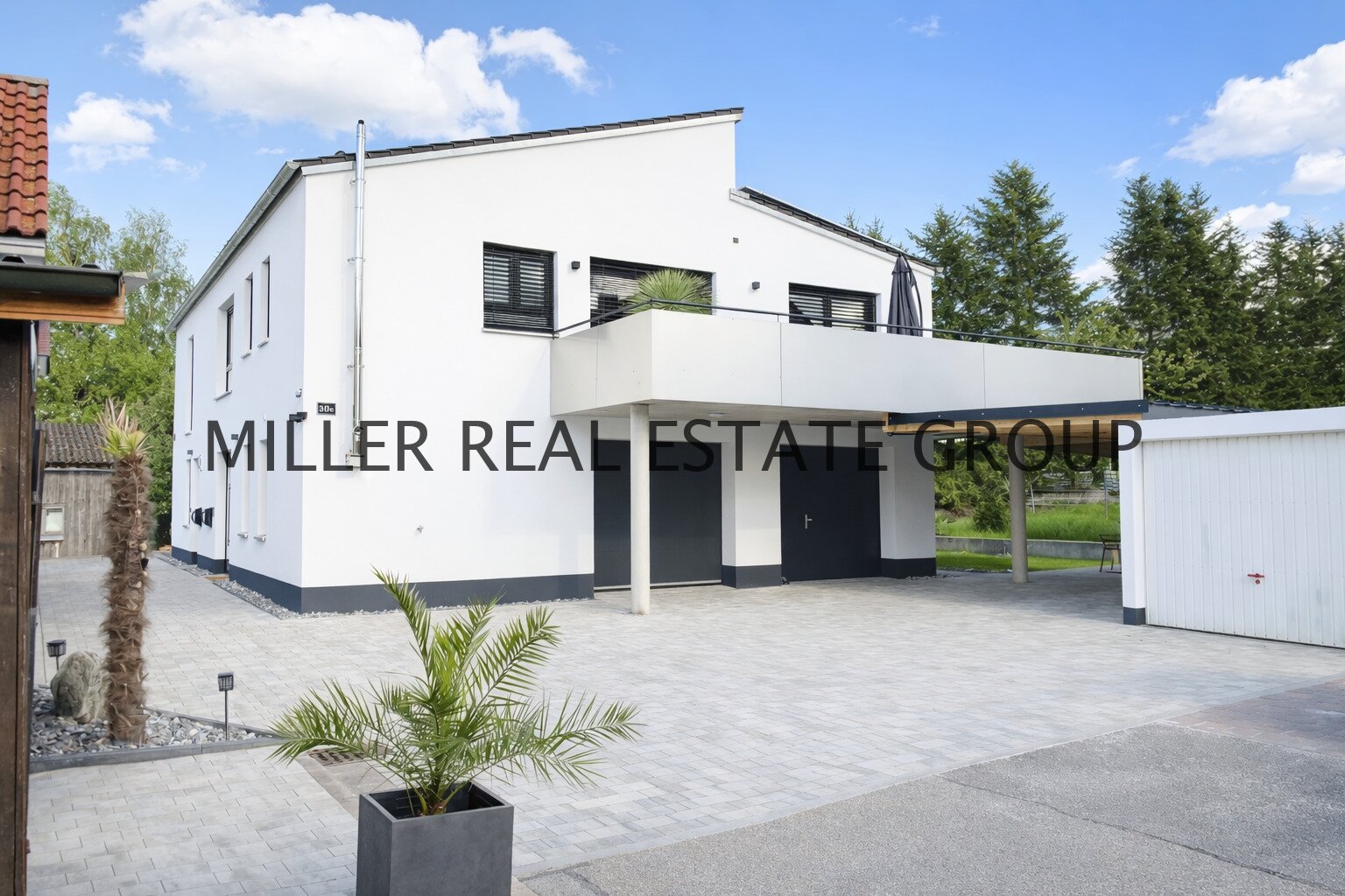 Luxusvilla mit 193 m² Wohnfläche, Einliegerwohnung, 40 m² Balkon & 95 m² XXL-Garage – unverbaubarer Weitblick in Bestlage von Denkendorf!